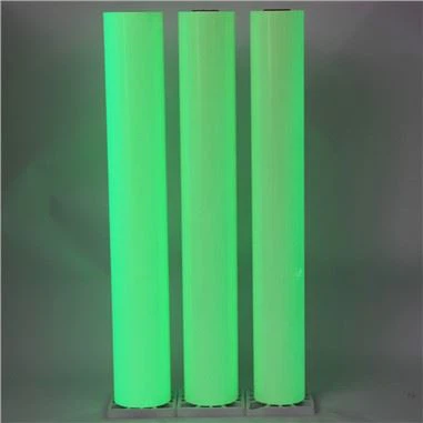 Pašlīmējošais mirdzums tumšajā uzlīmē